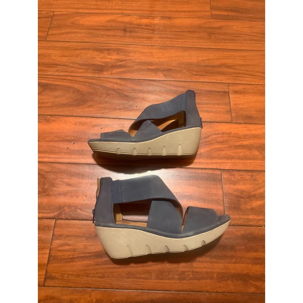 Clarks Artisan Navy Blue Leather Wedge Sandals Cross Strap Back Zip 26122947 9M